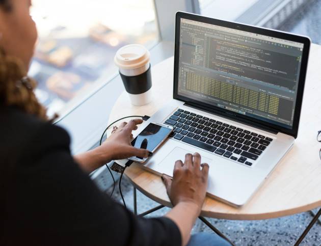 pexels-divinetechygirl-1181243-min